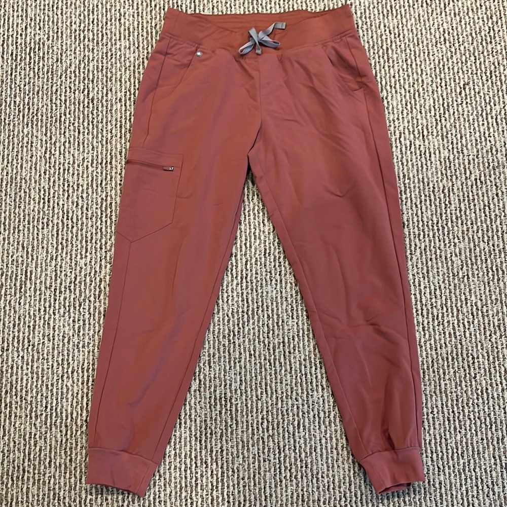 Figs mauve women’s jogger scrubs